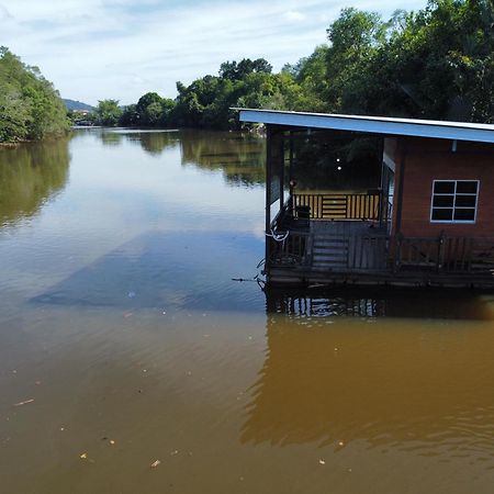 Qimmy Riverside Floating Cabin Kuala Terengganu Buitenkant foto
