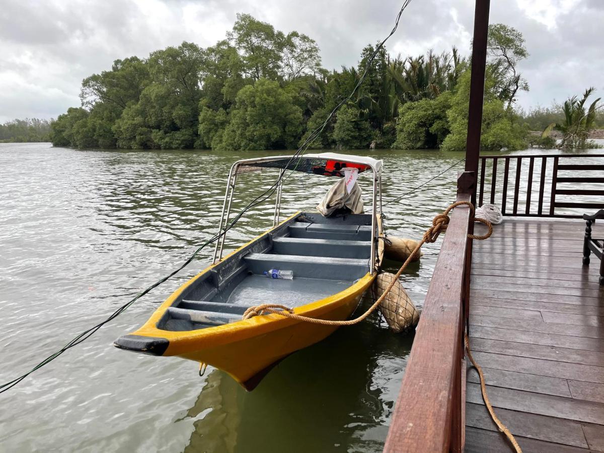 Qimmy Riverside Floating Cabin Kuala Terengganu Buitenkant foto