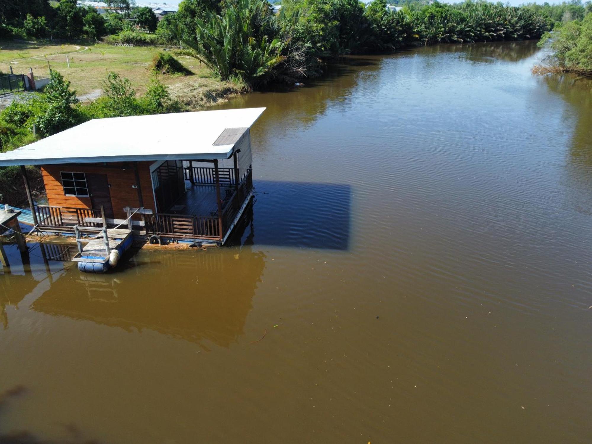 Qimmy Riverside Floating Cabin Kuala Terengganu Buitenkant foto
